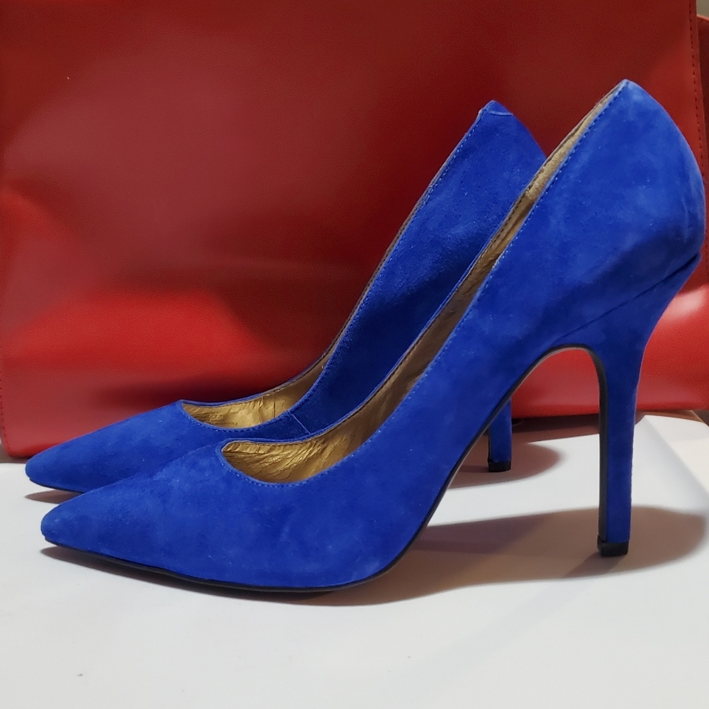 BCBG pumps